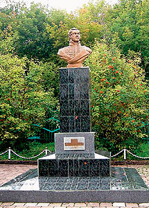 Памятник Д.В. Давыдову в селе Верхняя Маза