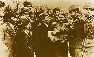 О. Огородникова передает артиллеристу Н. Пустынникову посылку от его матери