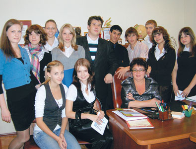 Директор МОУ СОШ №6 Кручинина Светлана Анатольевна с учениками