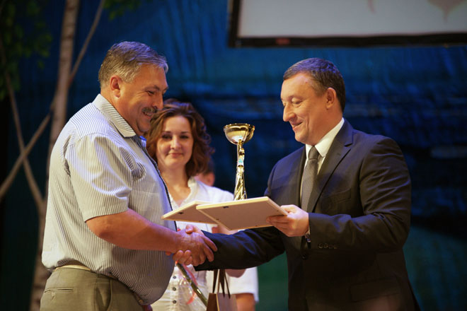 Александр Борисович Фетисов вручает награды экологам